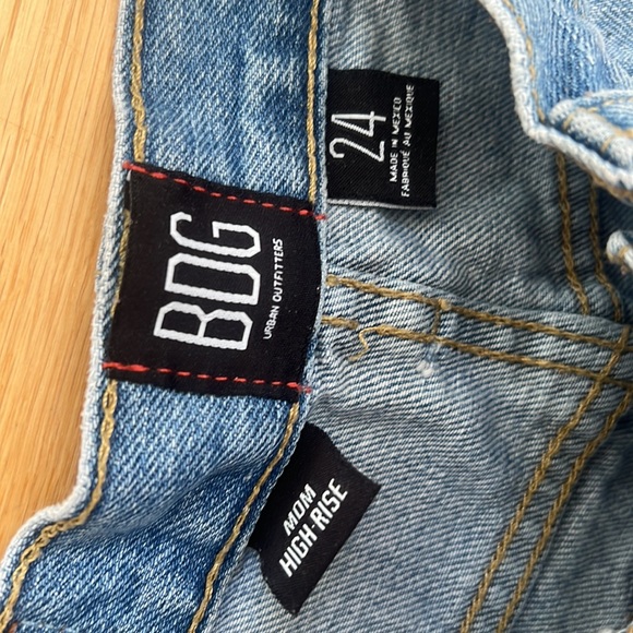 Like new BDG Jean Denim Shorts size 24 - Mom High Rise - Picture 2 of 3